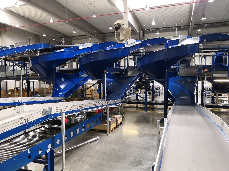 třídící šneci na překladišti