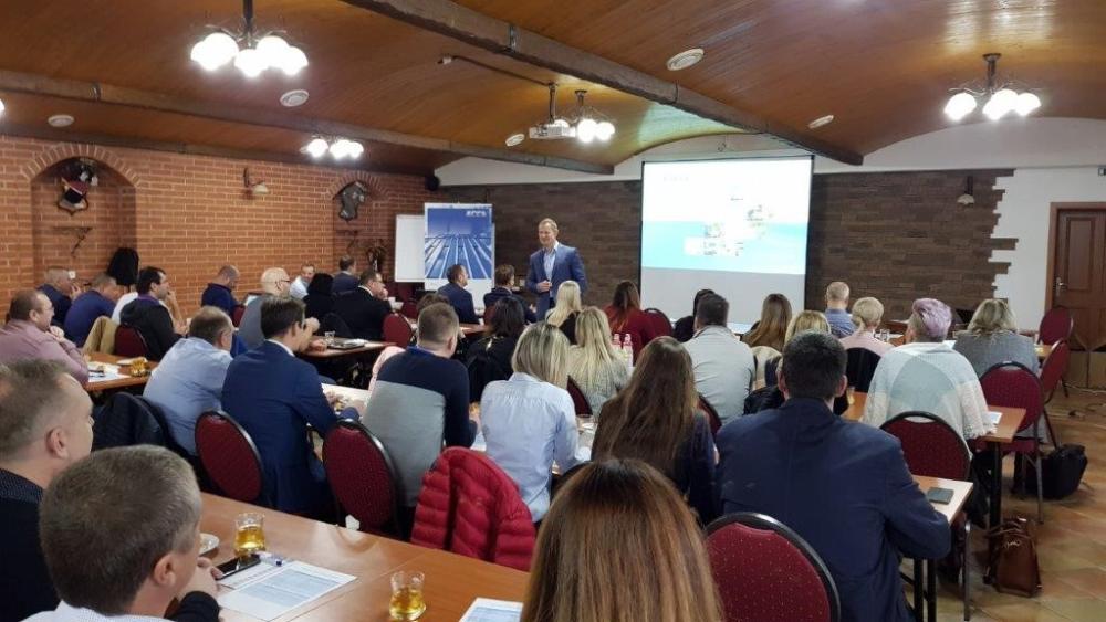 obchodní tým v zasedací místnosti