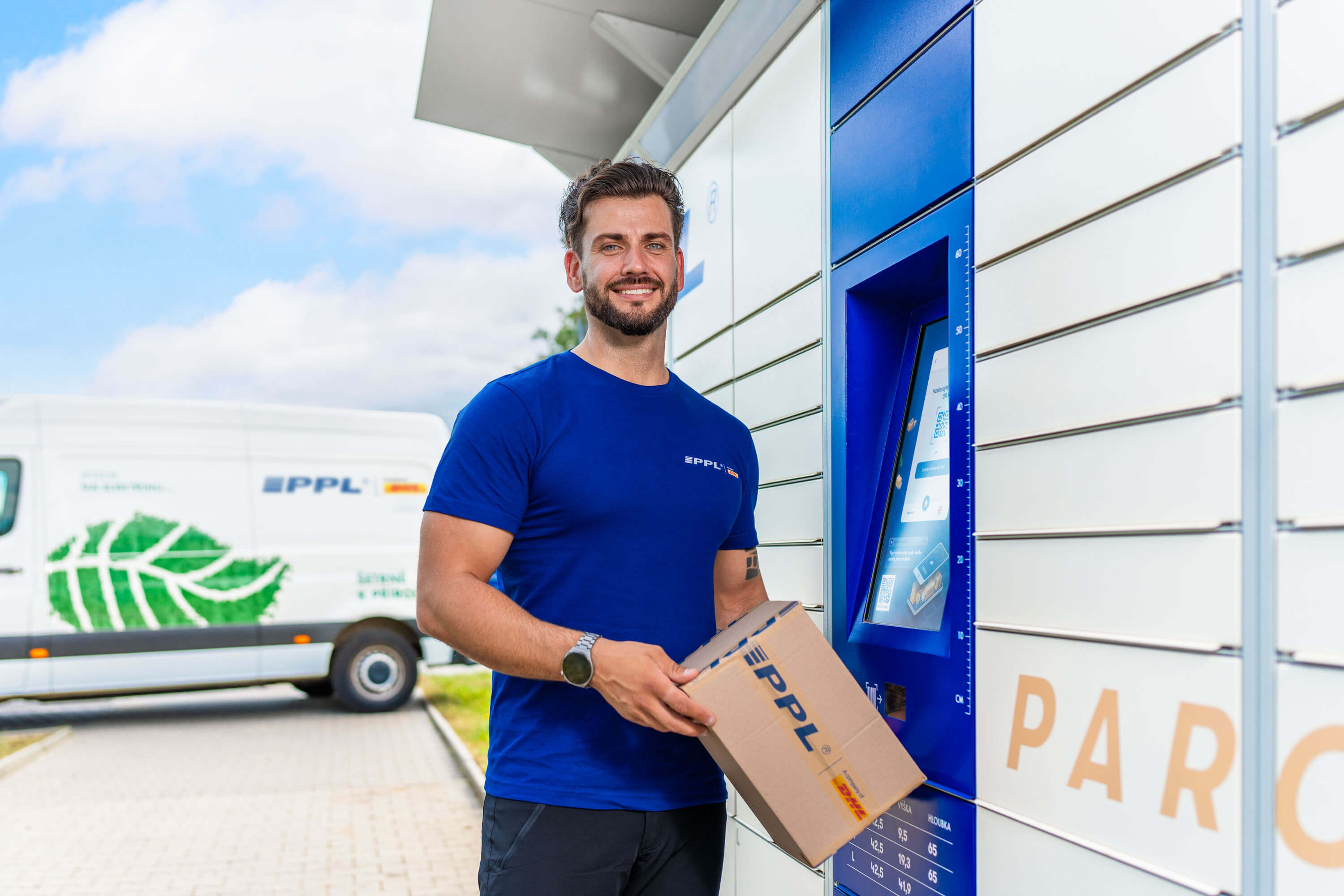 Řidič PPL ukládá balík do PPL boxu