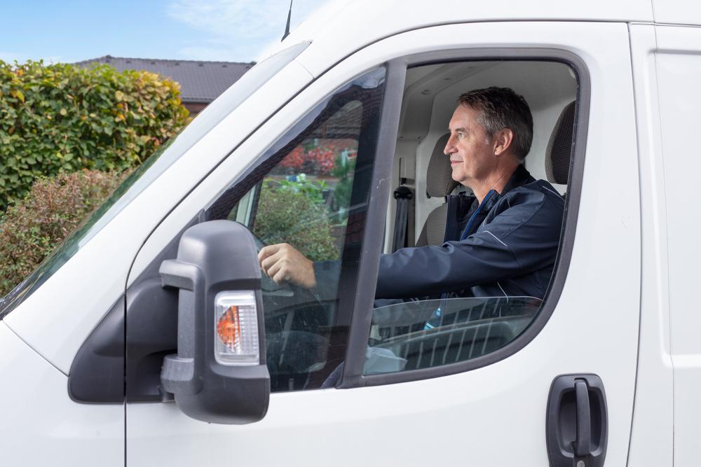 řidič v dodávce