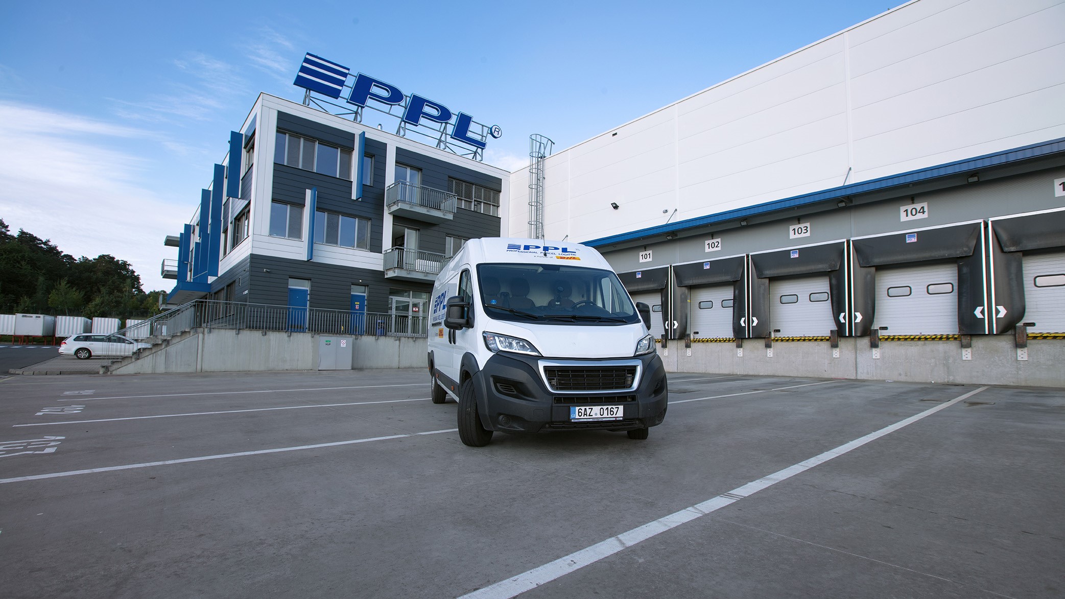 Dodávka před centrálou společnosti