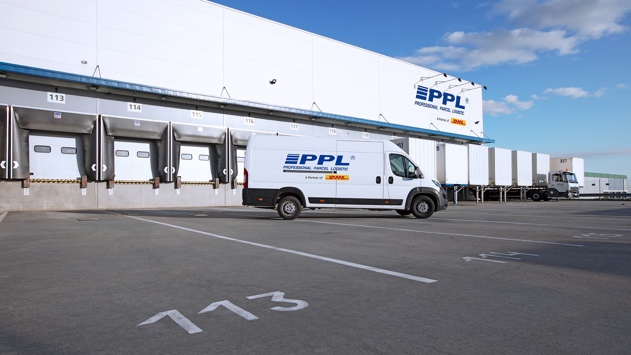 Dodávka před centrálním překladištěm